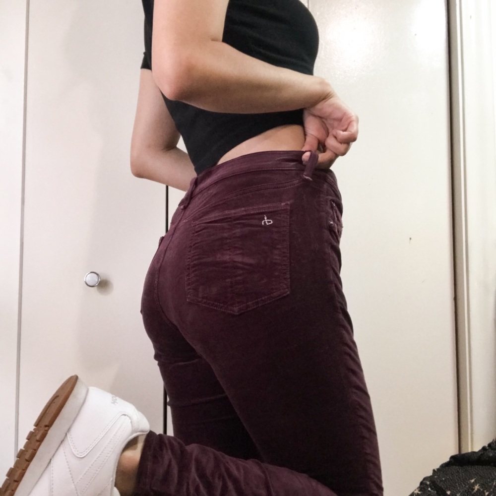 Velvety skinny jeans in burgundy!